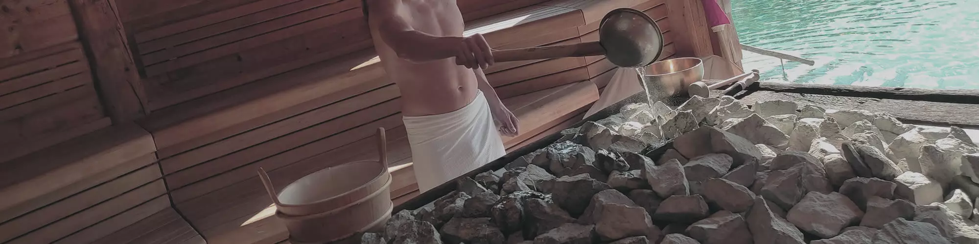 Mann beim aufdampfen in der Sauna